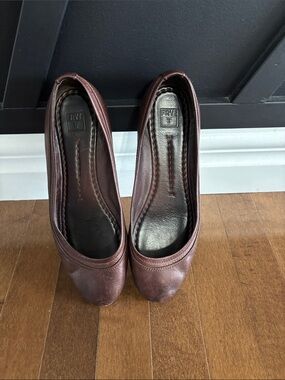 Frye “Carson” ballet flats in Brown.